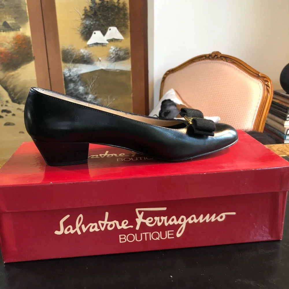 Salvatore Ferragamo Vara Pump Size 7B in Nero Calfskin - Picture 10 of 16